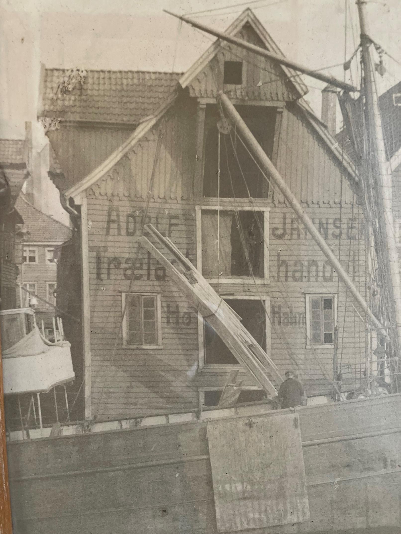 Gammel bygning med Adolf Jahnsen skrevet på fasaden